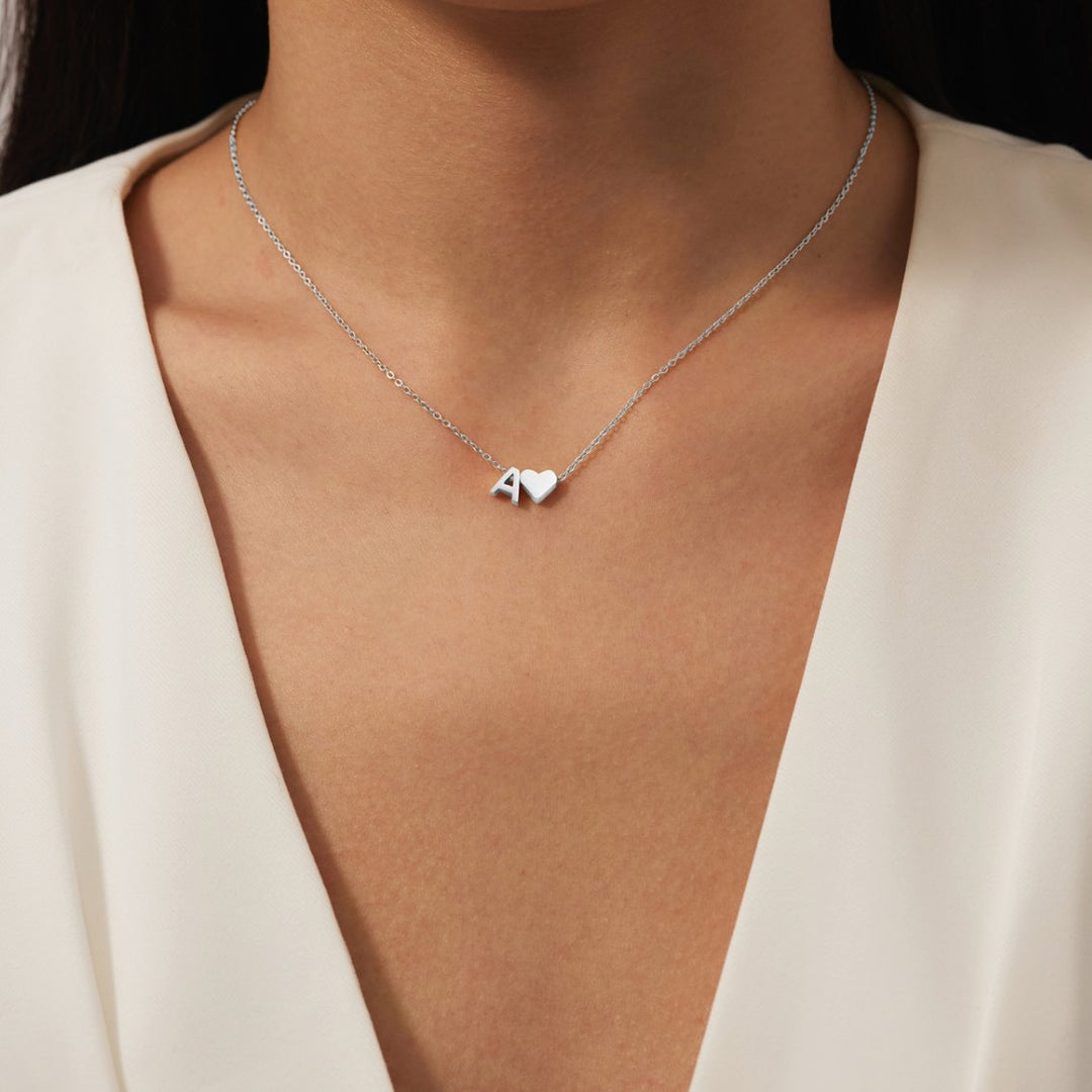 「永遠の愛」イニシャルネックレス