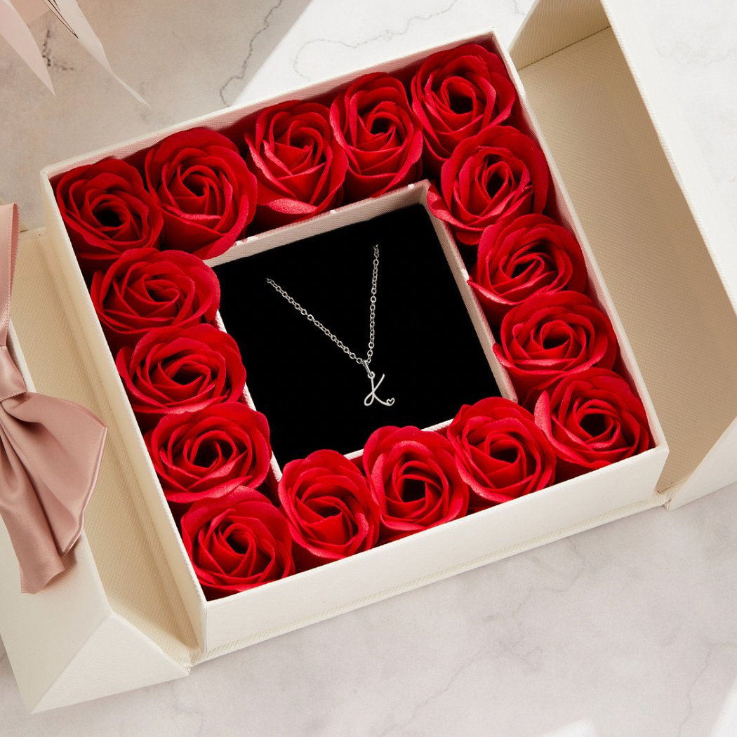 イニシャル付きハート型ネックレス