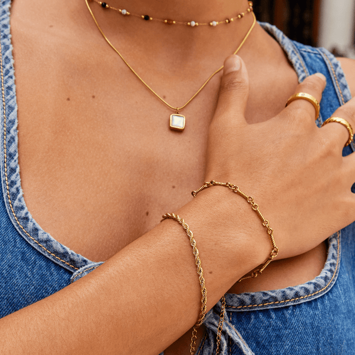 ラグジュツイストブレスレット